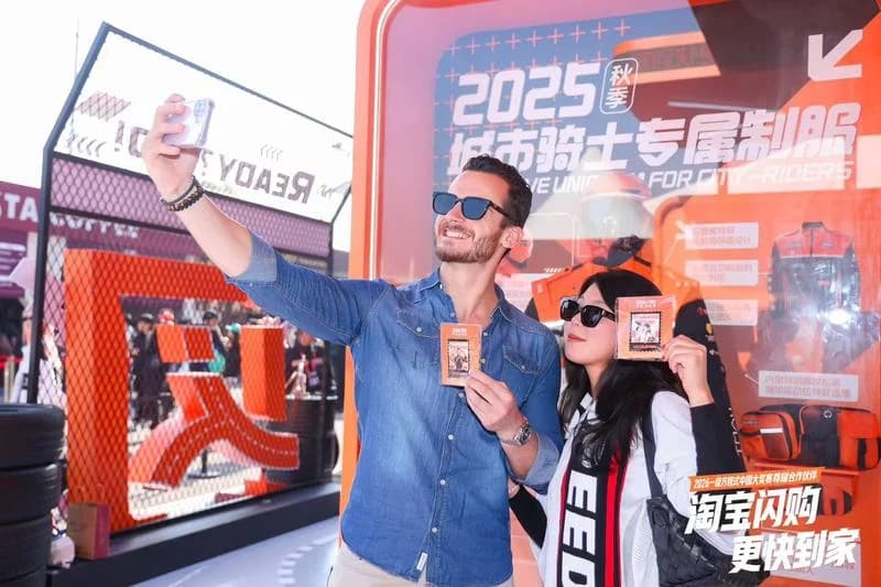 天造淘宝闪购项目现场:参与者展示照片冰箱贴并合影